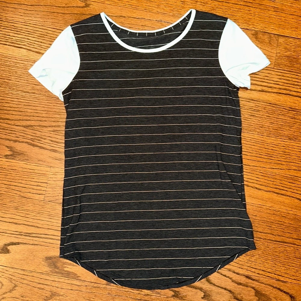 Lululemon Tshirt - brand new - size 2 - striped